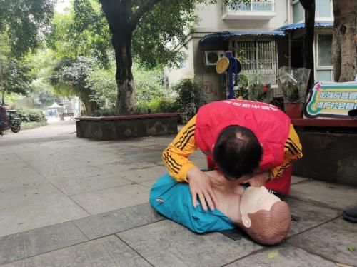 成华区双水碾街道花径路社区开展突发事件应急处理培训活动