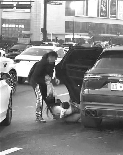 保时捷男子强行将抱娃女子拽下车 陌生人穿越车流抱起哭泣的孩子