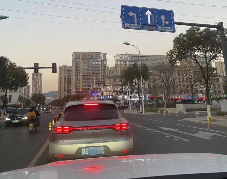 二院前面公交站旁的红绿灯不能改改吗？