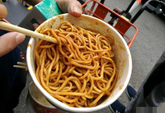 【我最喜爱的央视女主持人】16进8第七场 李思思VS月亮姐姐，快来投票吧